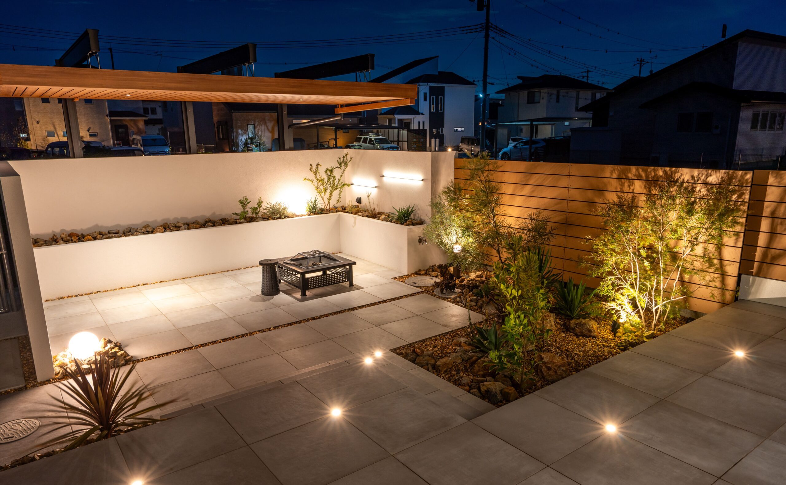 照明のある夜の外構