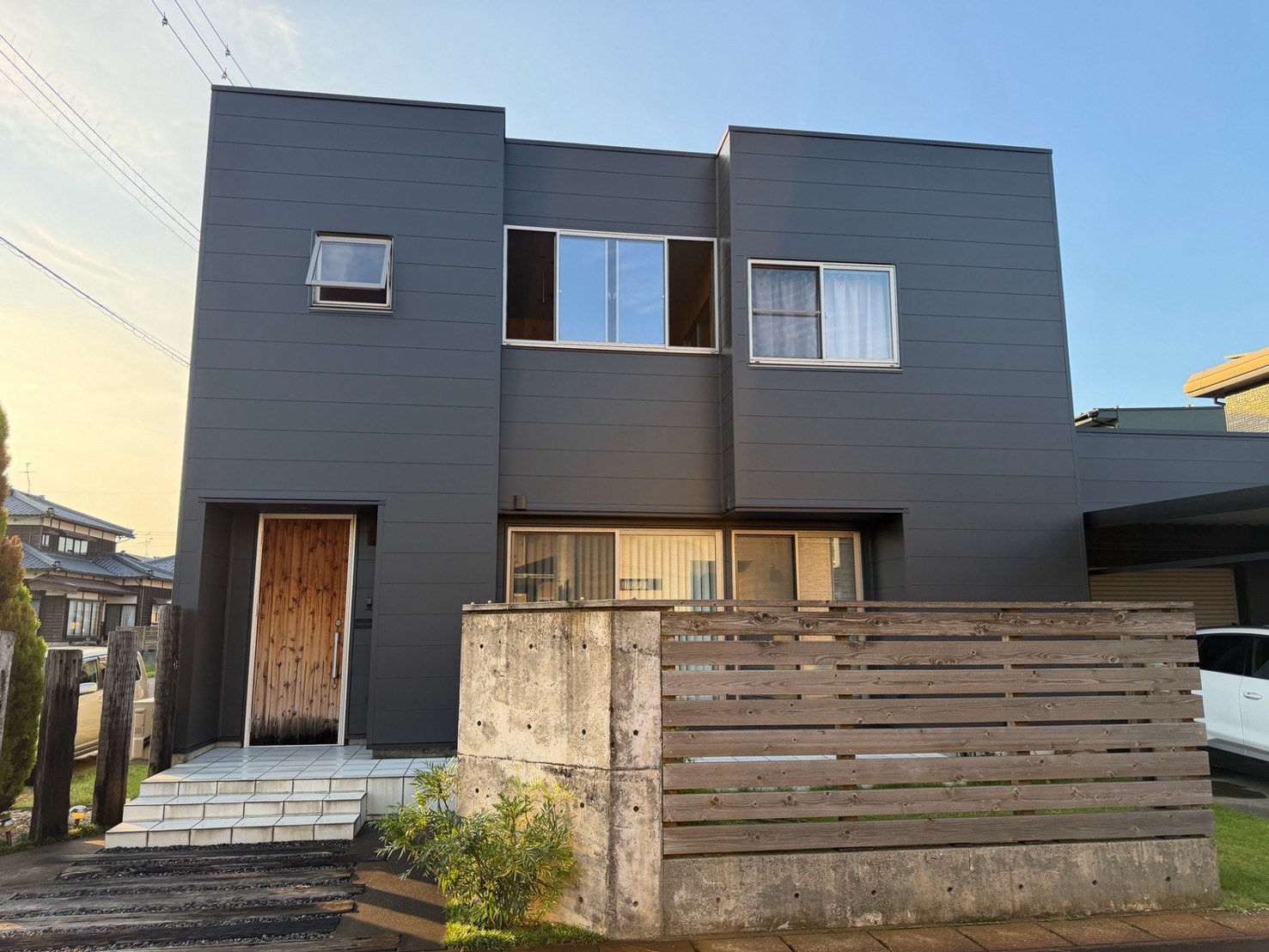 外壁カバーとバルコニーのサンルーム化で暮らしが広がる|築16年の戸建てリフォーム【阿賀野市】
